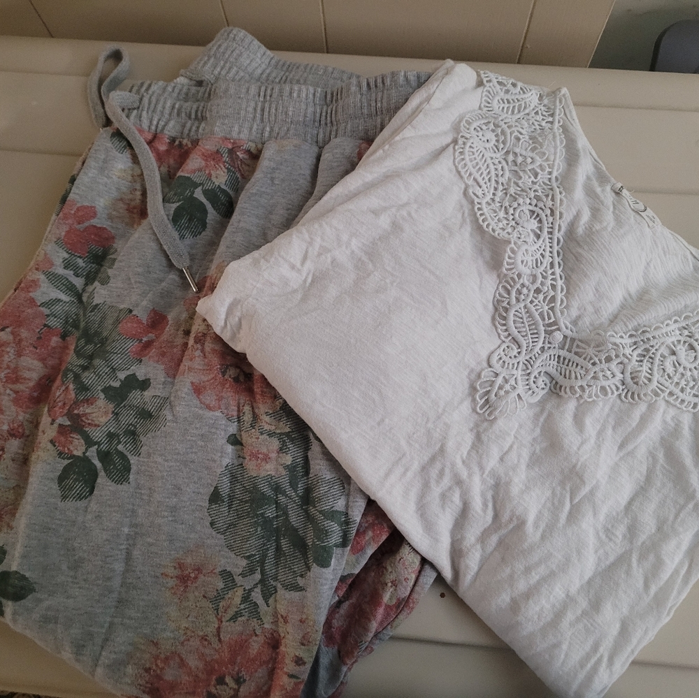 Maurices joggers and t-shirt. 3x